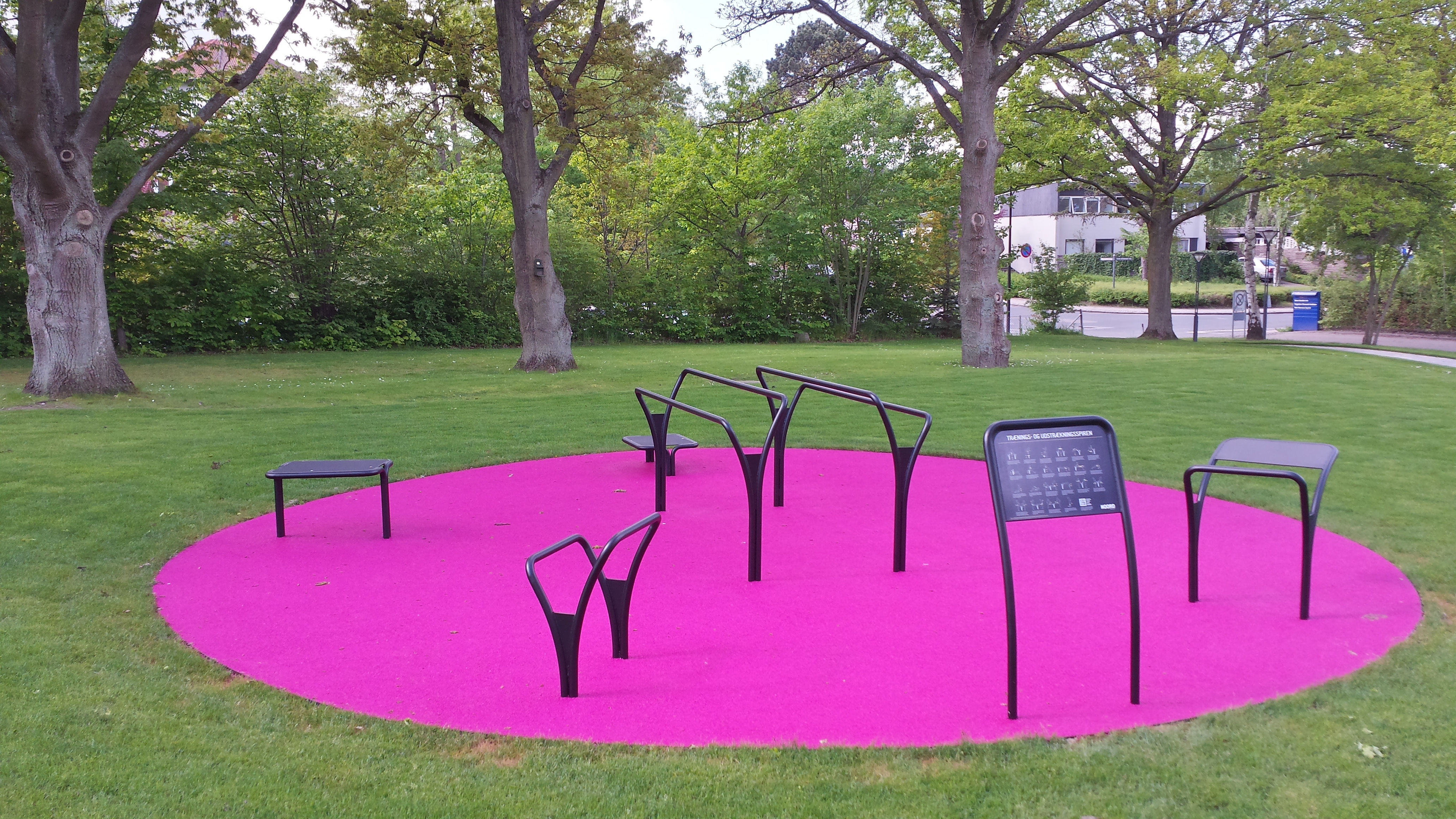 Udendørs fitnessredskaber i pink EPDM gummibelægning