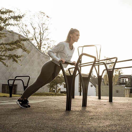 Funktionelle udendørs træningsredskaber i stål til fitness på alle aldre