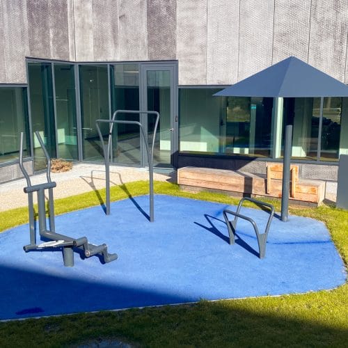 Udendørs træningsredskaber er leveret til ny retspsykiatri Svt. Hans i Roskilde med en blå gummibelægning som faldunderlag.